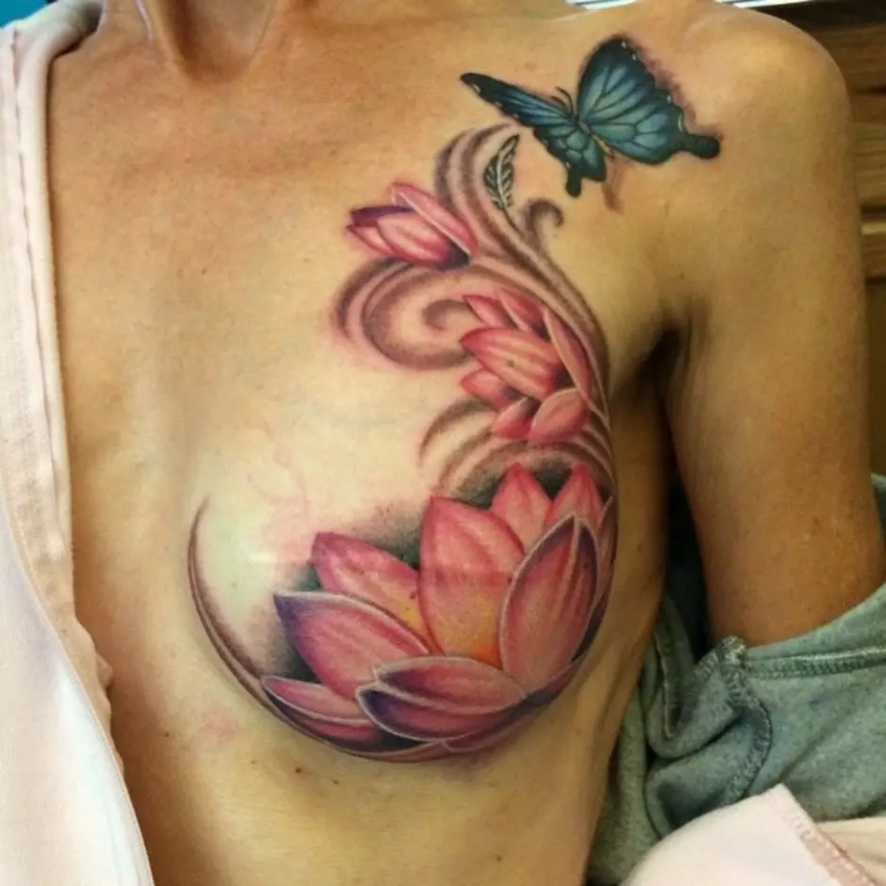 No Rio, estúdio de tatuagem atende vítimas de câncer de mama