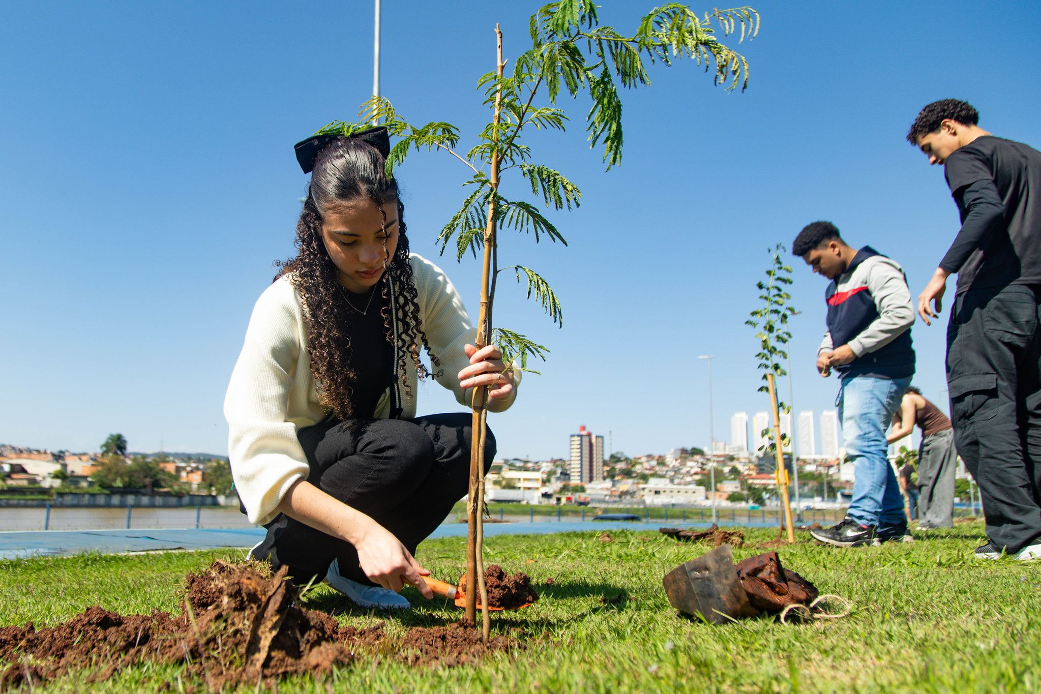 Itapevi inicia Semana de Educação Ambiental com plantio de árvores em diferentes pontos da cidade