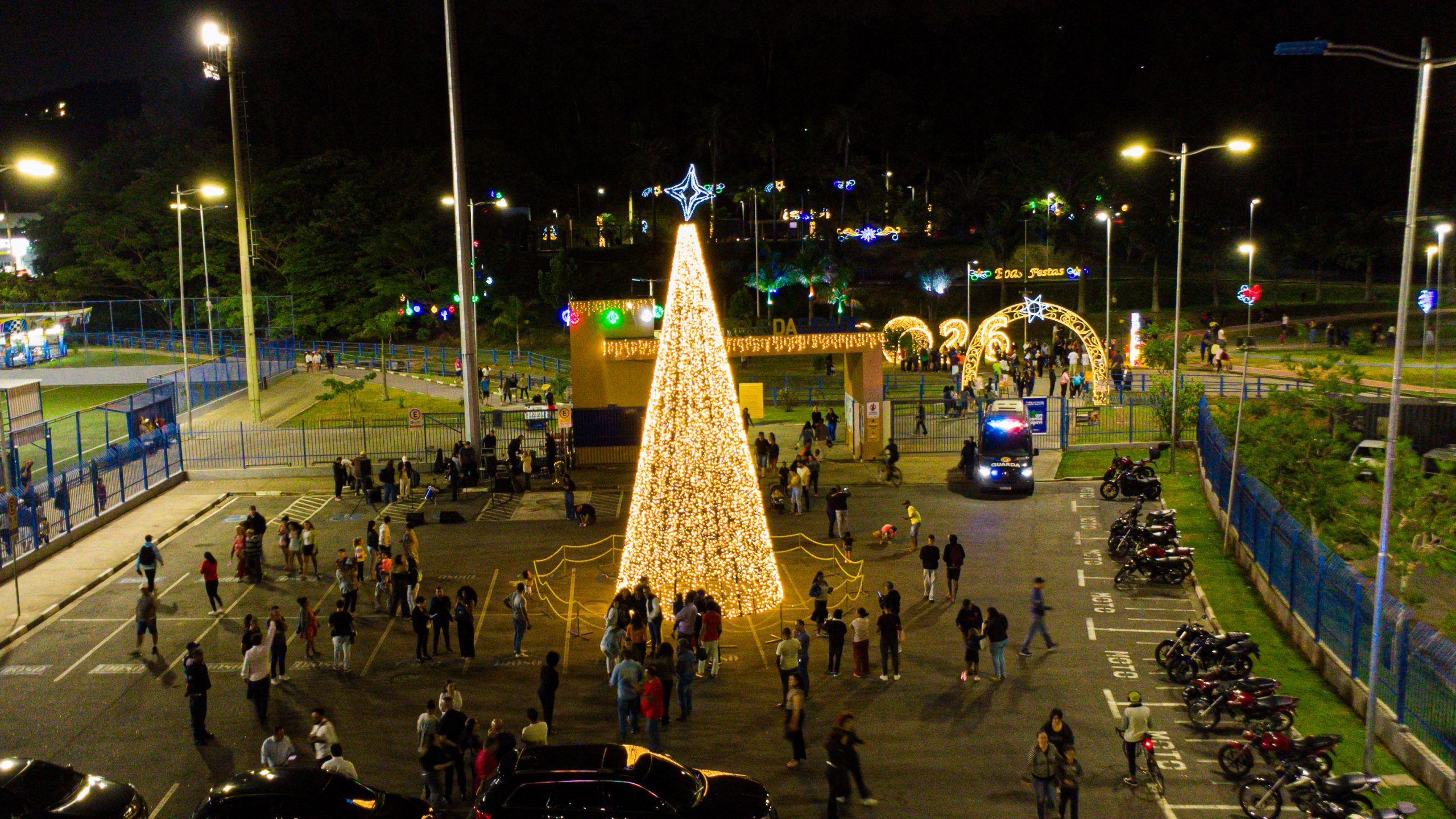 Prefeitura acende luzes da árvore de Natal no Parque da Cidade