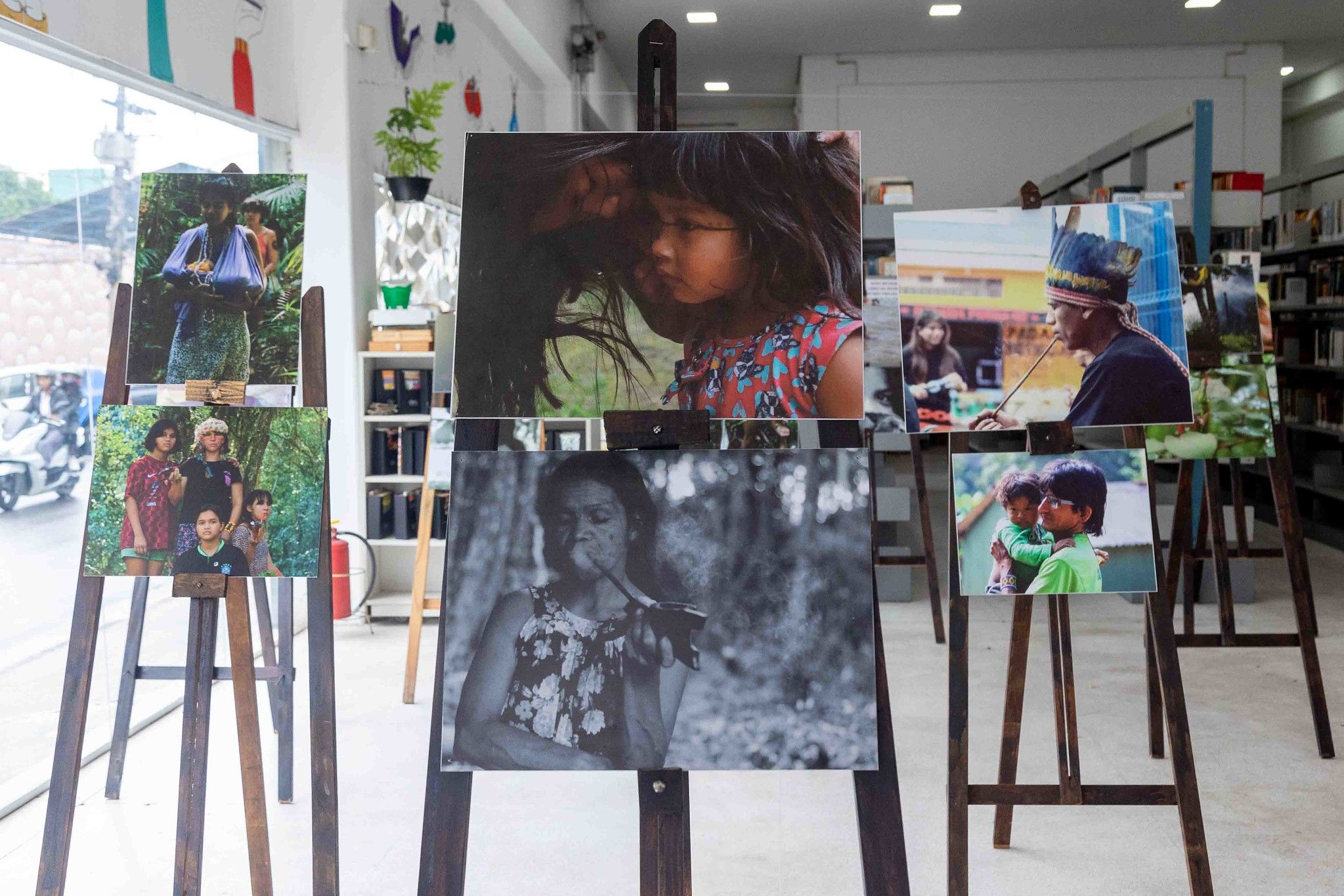 Exposição fotográfica sobre o povo Guarani é atração na Biblioteca Municipal de Itapevi