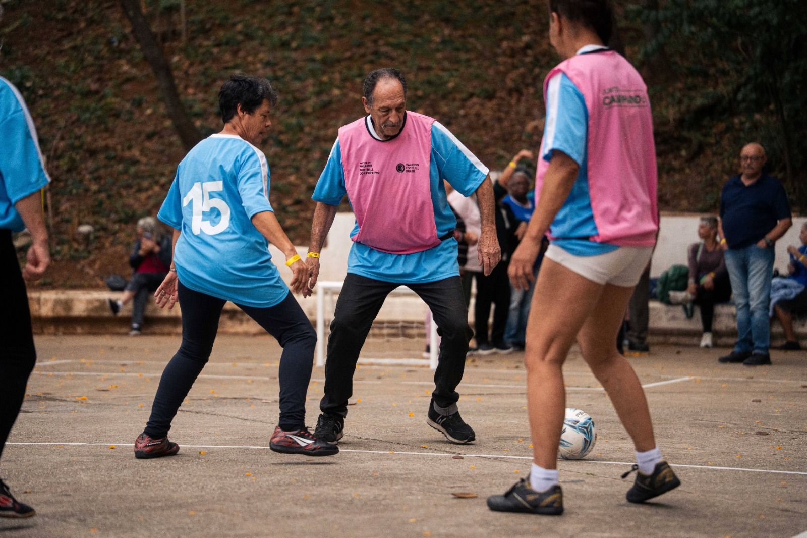 Idosos de Itapevi participam de atividades no Museu do Futebol